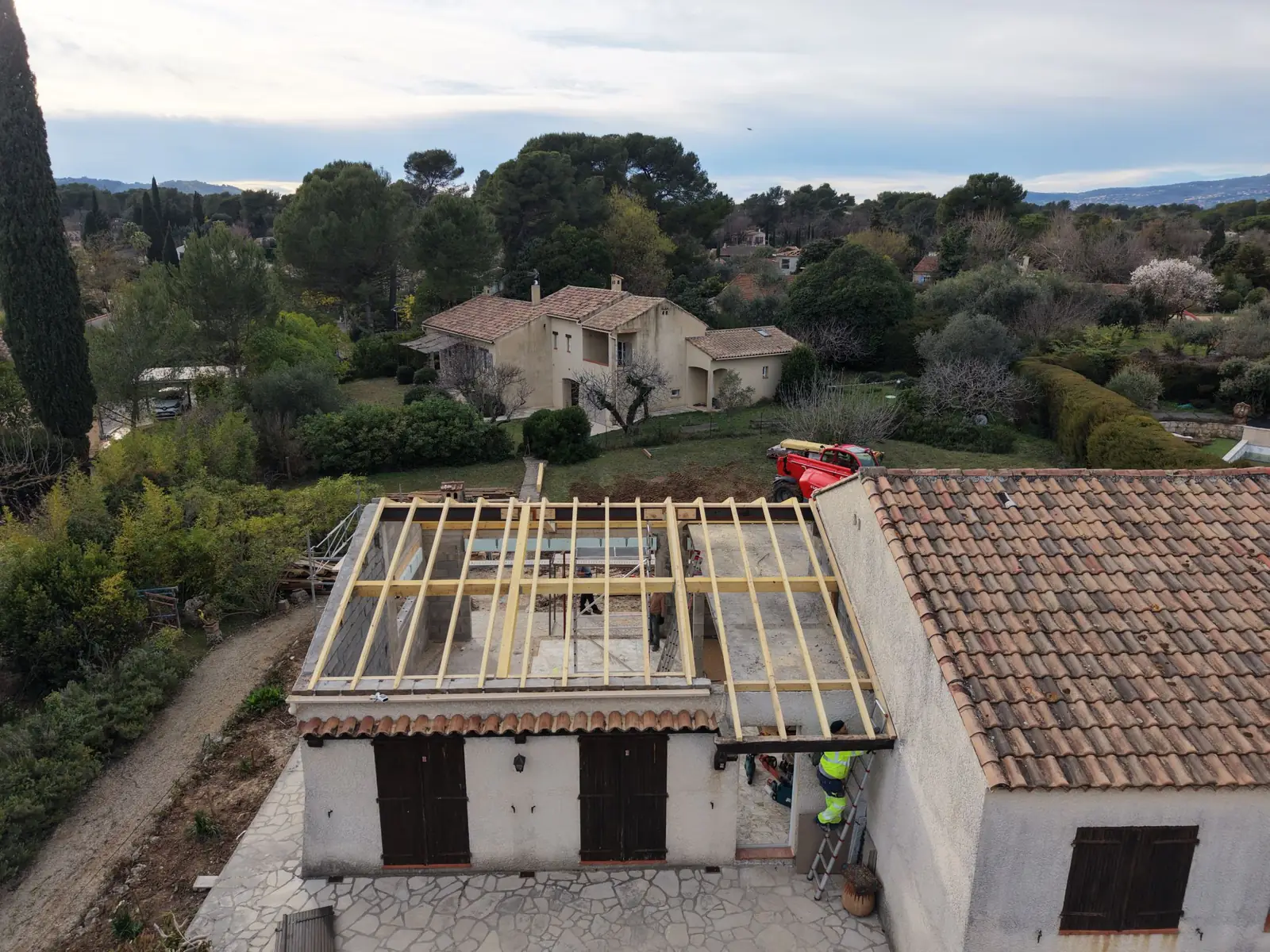 Charpente bois neuve, chevrons posés, vue d'ensemble