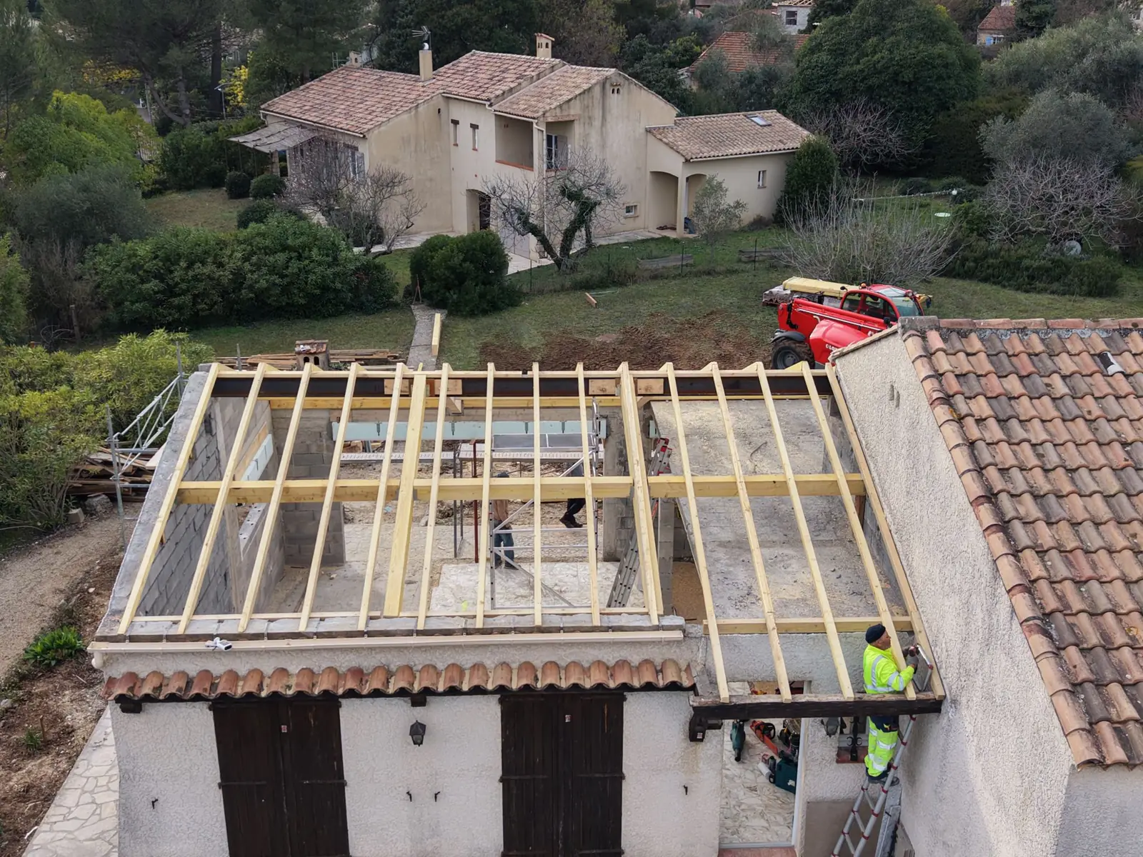 Charpente bois neuve sur une maison, vue aérienne