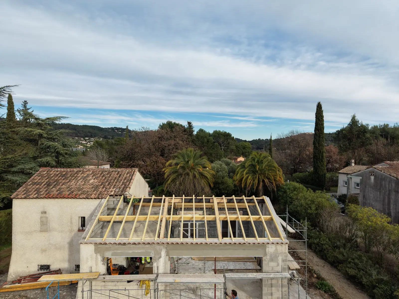 Charpente bois traditionnelle mise à nu pendant une rénovation complète