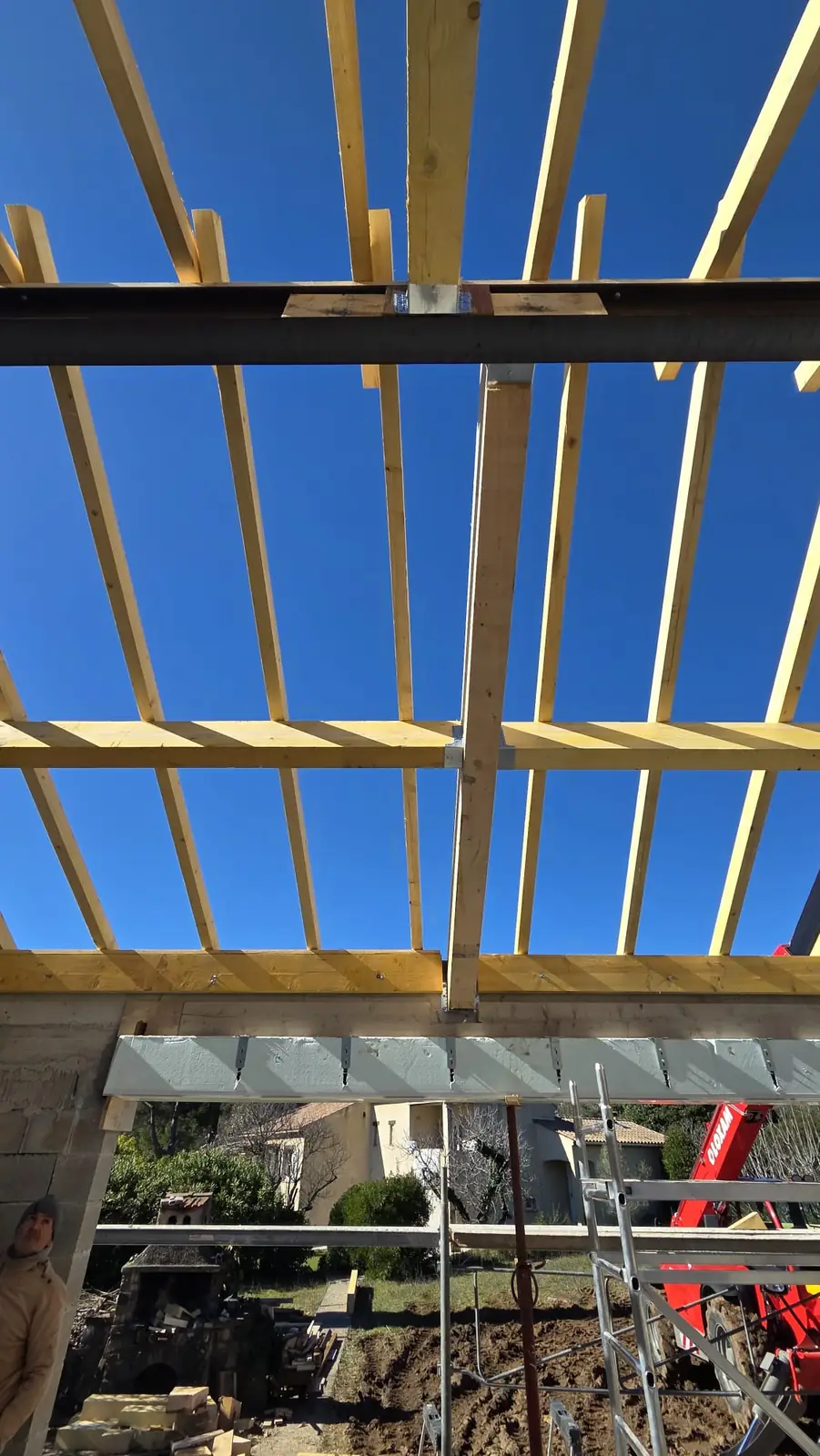 Chevrons de charpente bois vus depuis l'intérieur, avant ouverture d'une trémie