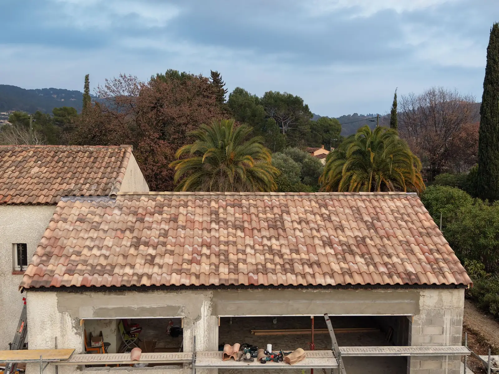 Couverture en tuiles neuve après rénovation, vue aérienne