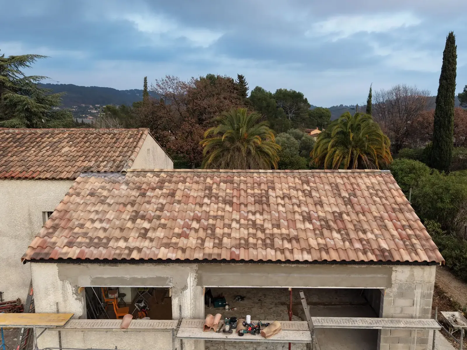 Couverture en tuiles romanes terminée après travaux, vue d'ensemble