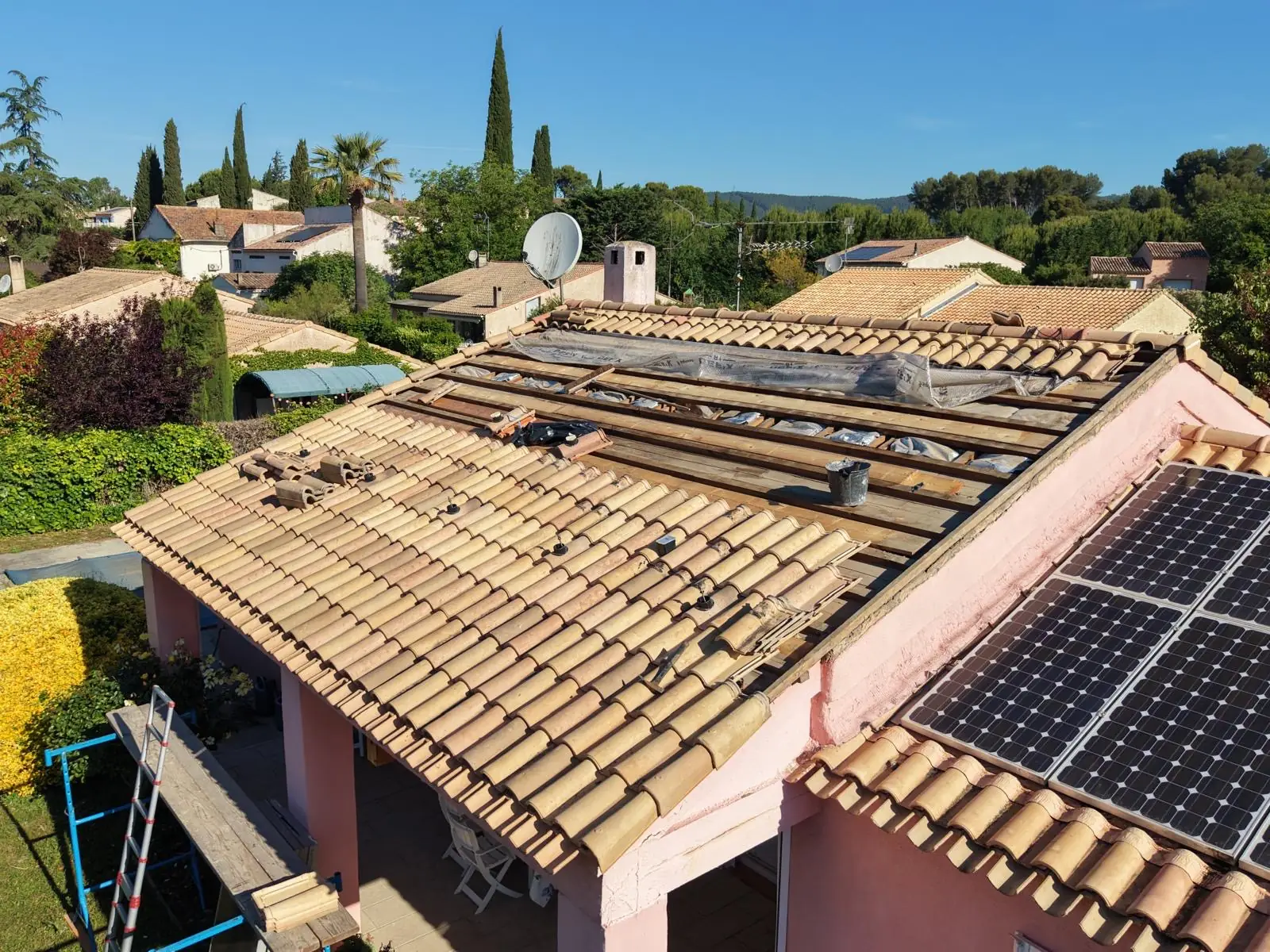 Tuiles déposées et liteaux à nu autour de la future ouverture