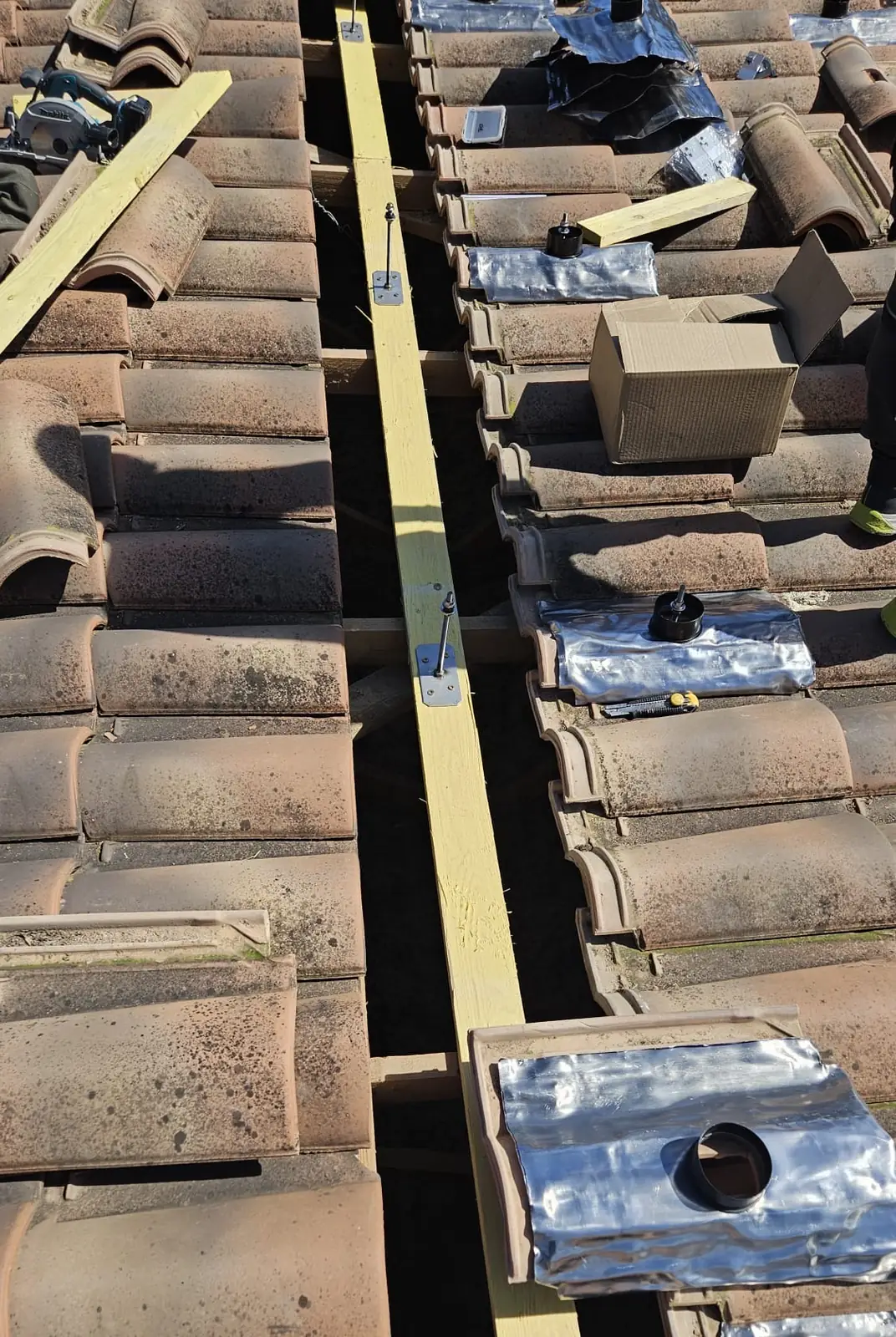 Fixation d'un rail photovoltaïque sous les tuiles