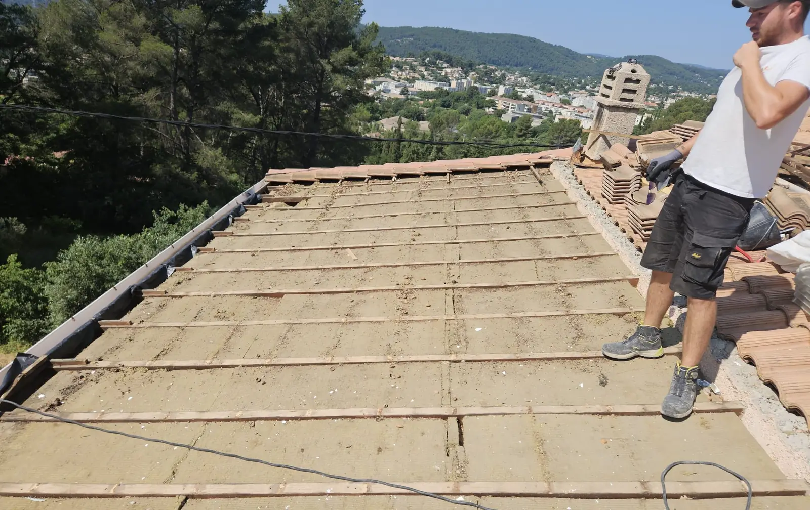 Isolation en fibre de bois posée sous les liteaux pendant une réfection de toiture