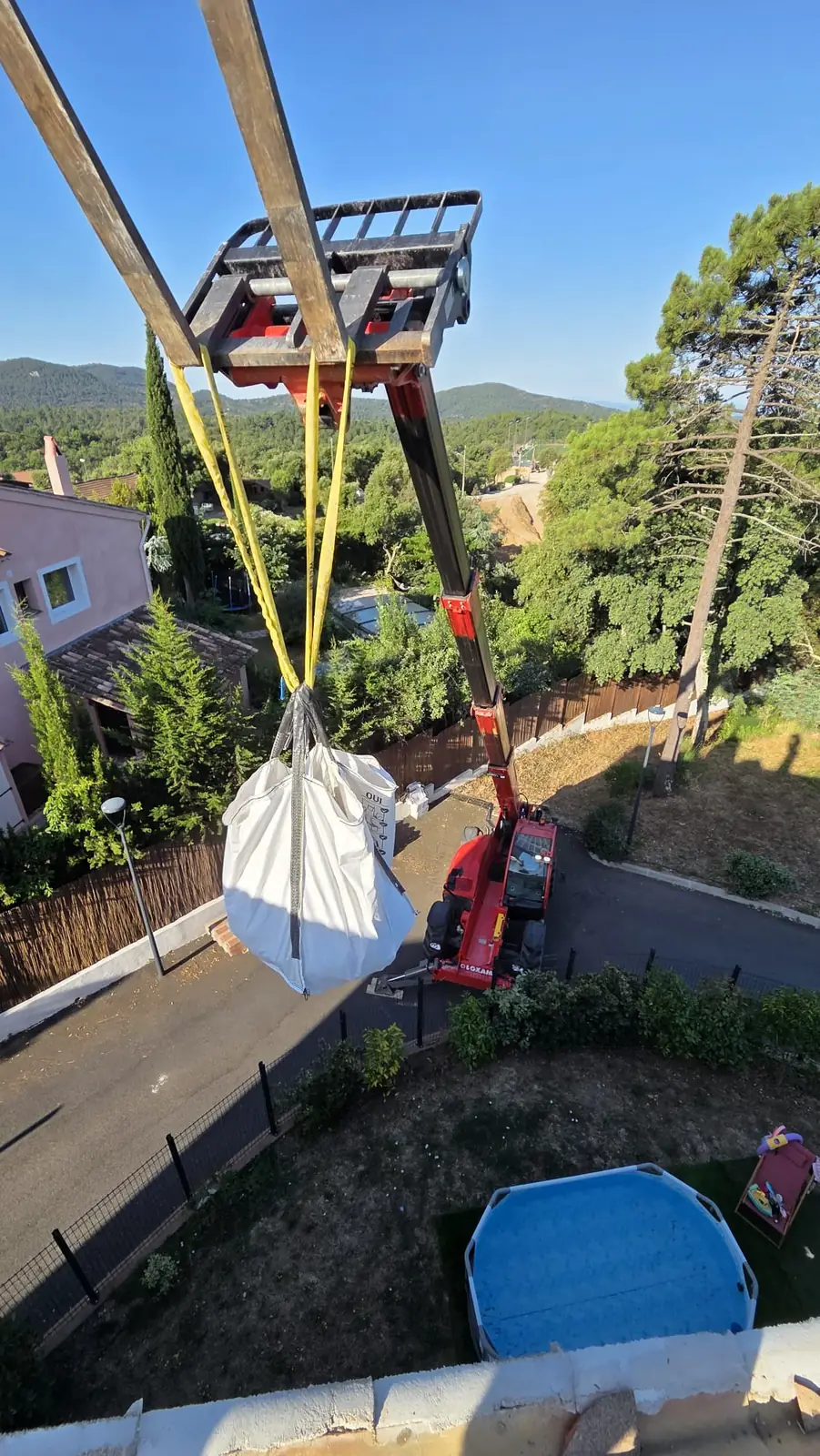 Levage des matériaux en toiture au chariot télescopique