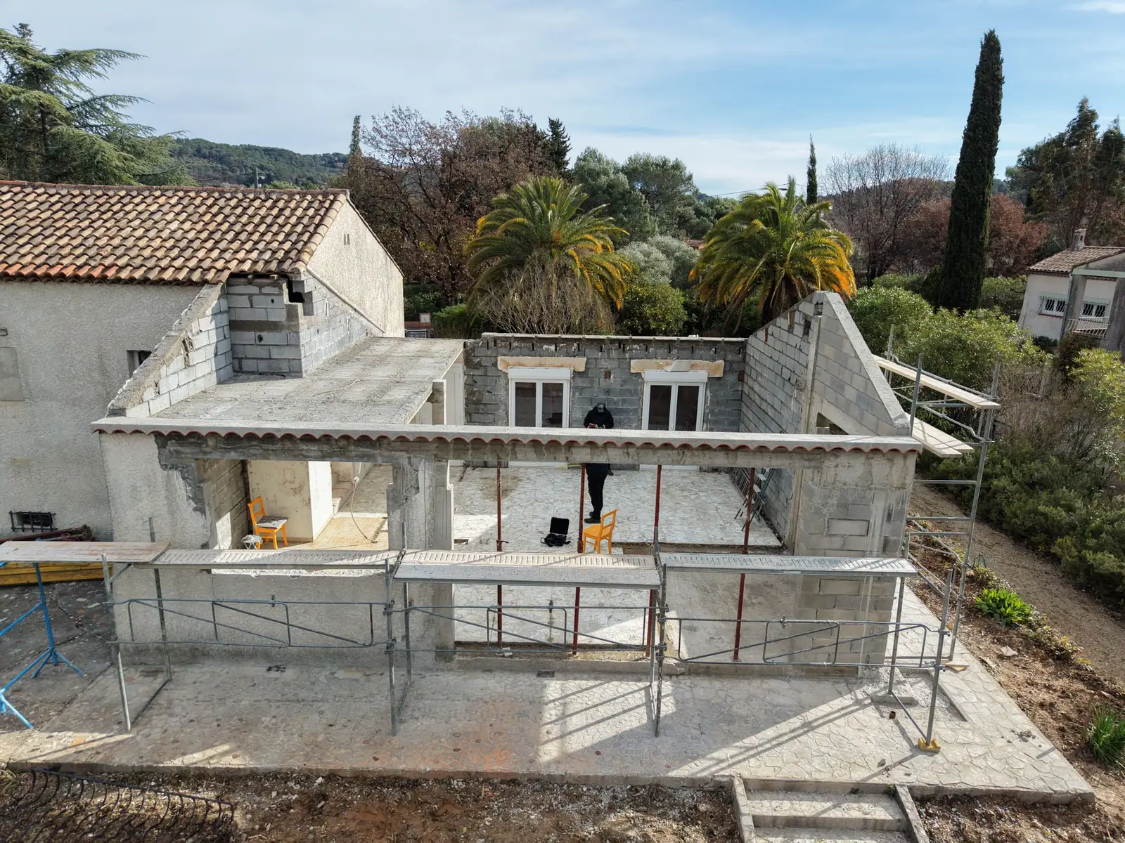 Maison sous échafaudage pendant la réfection complète de sa toiture