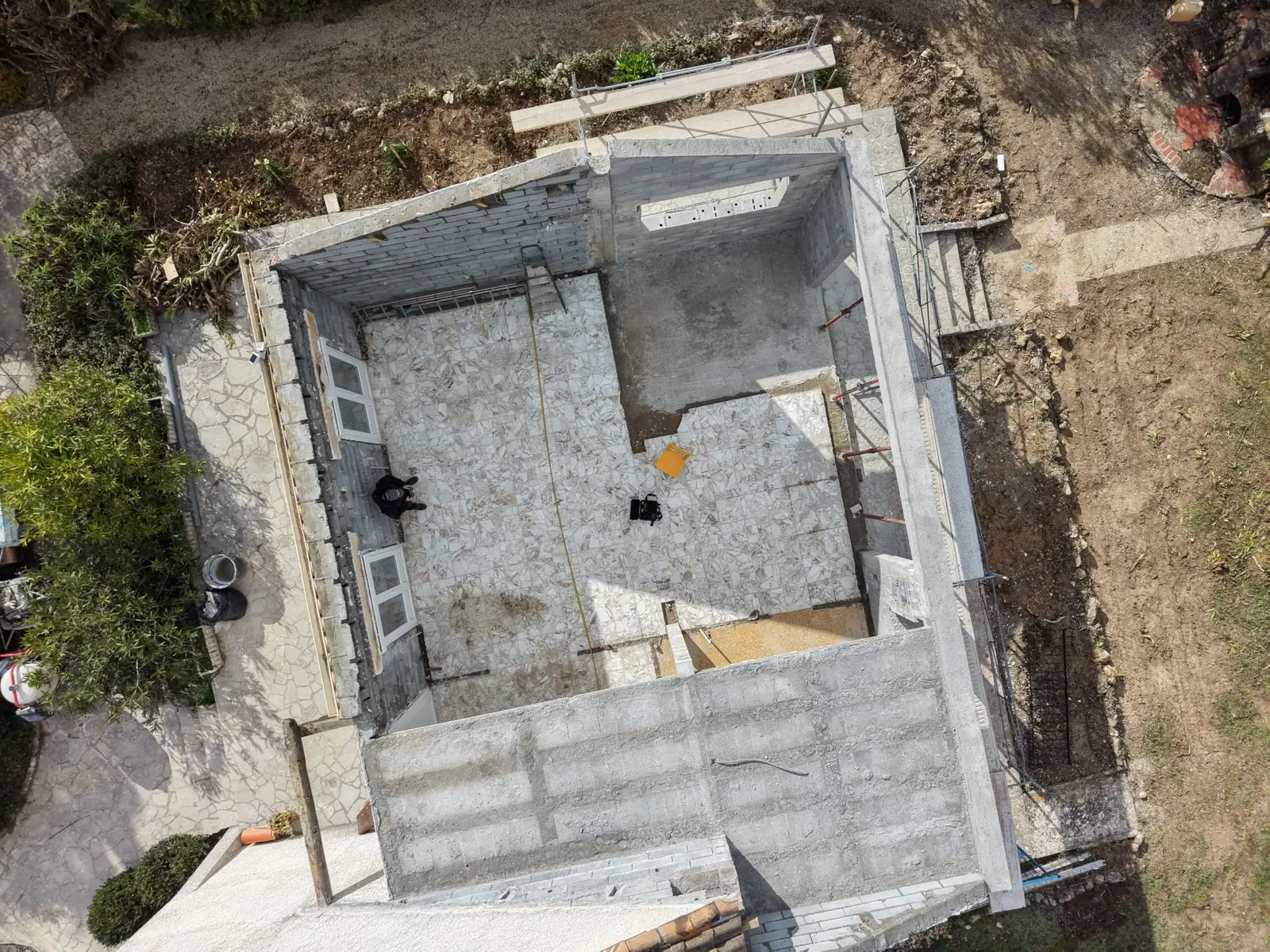 Maison dont la couverture a été déposée avant réfection, vue aérienne