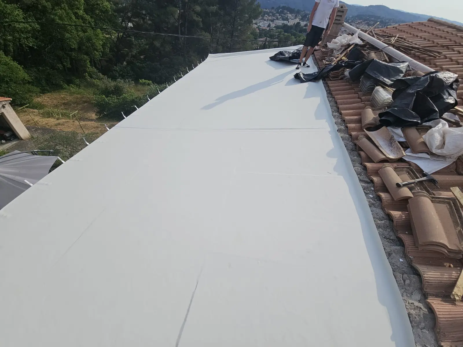 Jonction entre une membrane EPDM de toit-terrasse et une couverture en tuiles