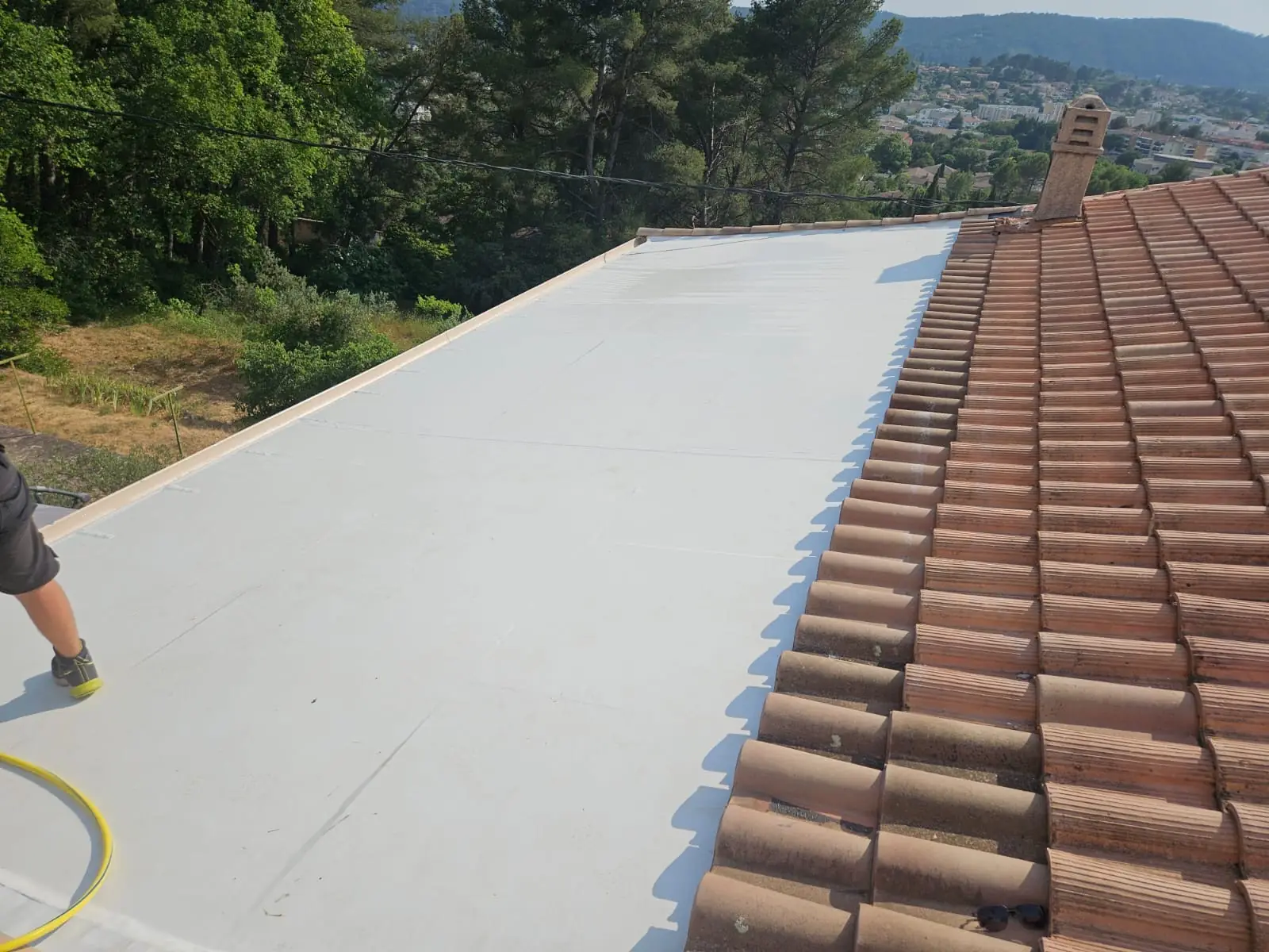 Toit terrasse avec membrane d'étanchéité terminée