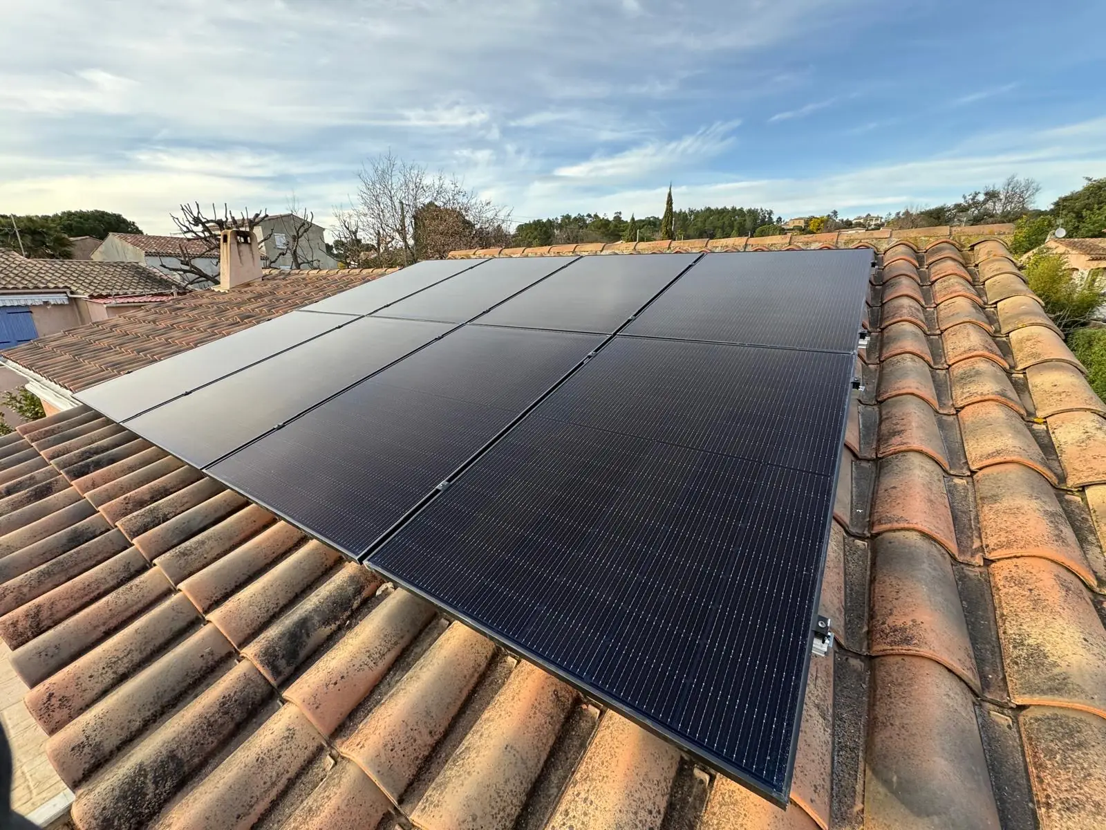 Panneaux solaires full black posés sur une toiture en tuiles