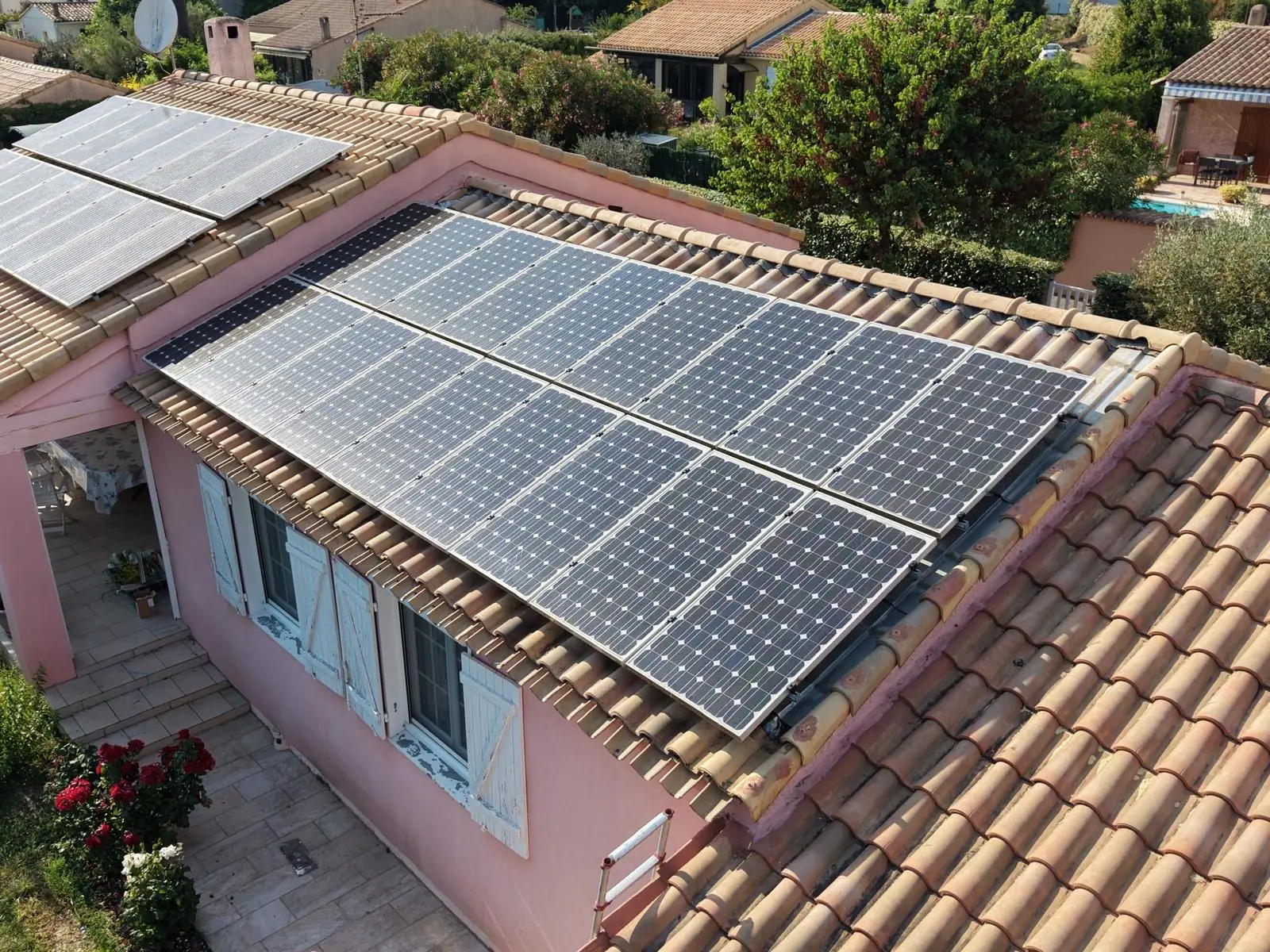 Vue aérienne de panneaux solaires installés sur une toiture en tuiles