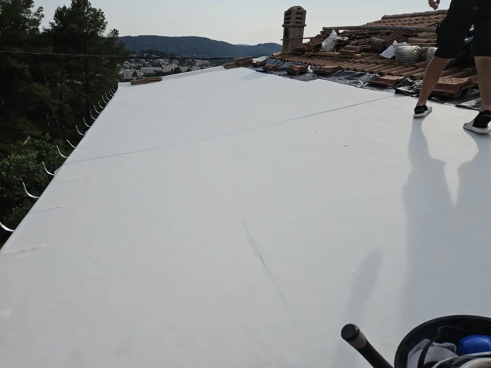 Pose d'une membrane EPDM sur le toit-terrasse d'une villa