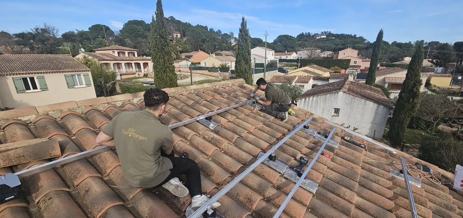 Couvreurs au travail sur une toiture en tuiles du littoral
