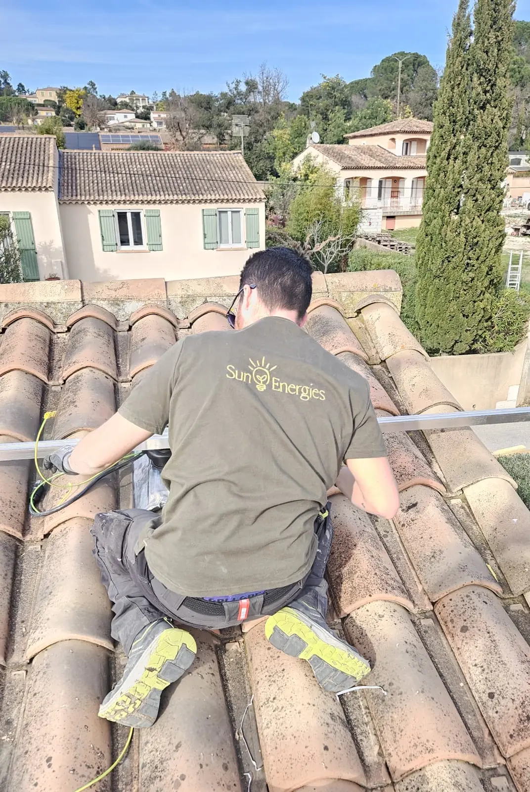 Pose des rails photovoltaïques sur une toiture en tuiles