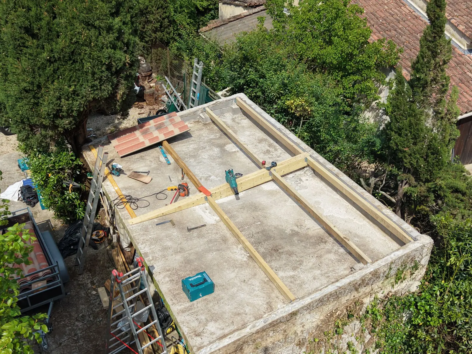 Préparation du support d'un toit-terrasse sur lambourdes avant étanchéité