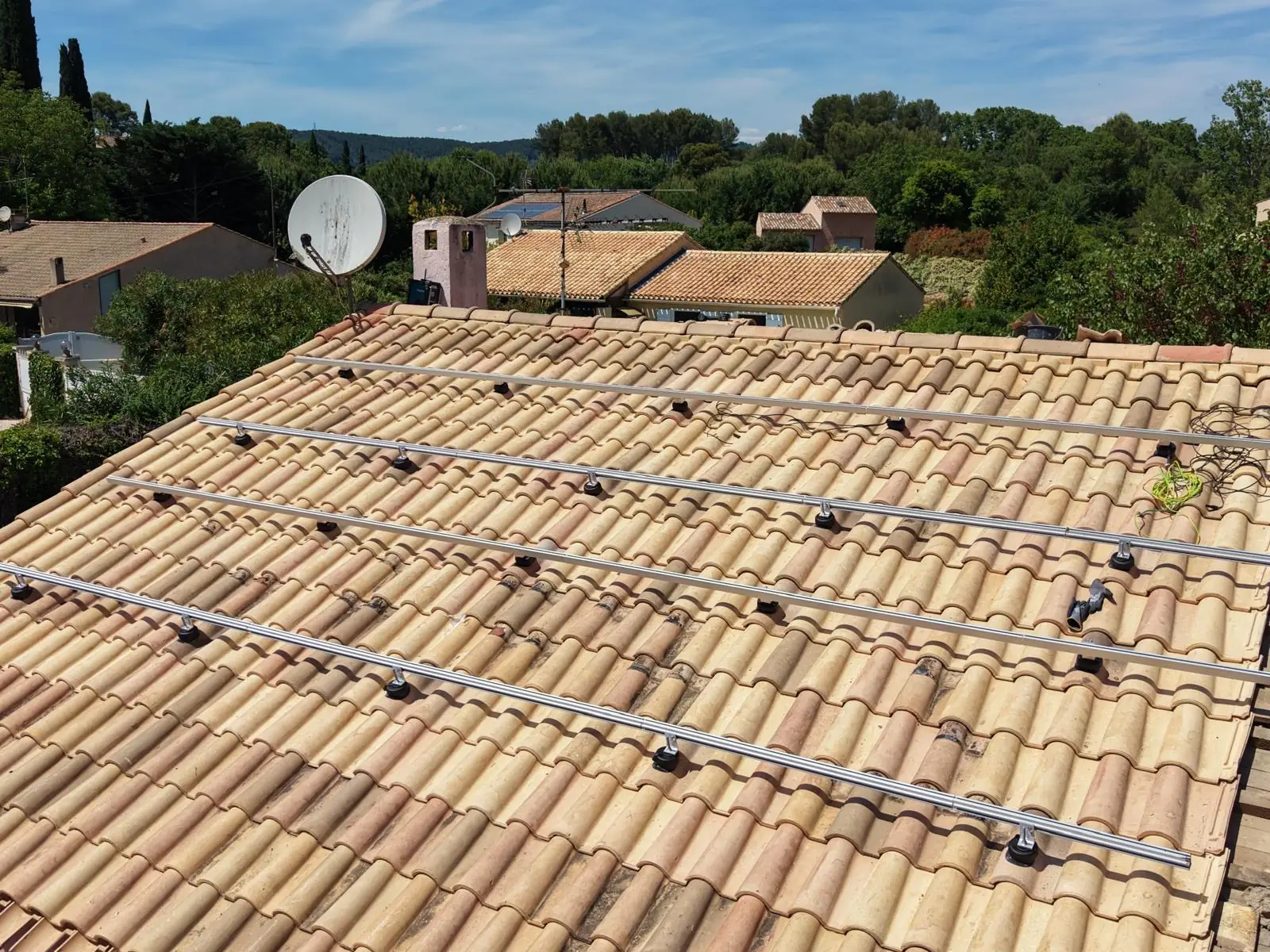 Rails aluminium de montage des panneaux solaires posés sur une toiture en tuiles