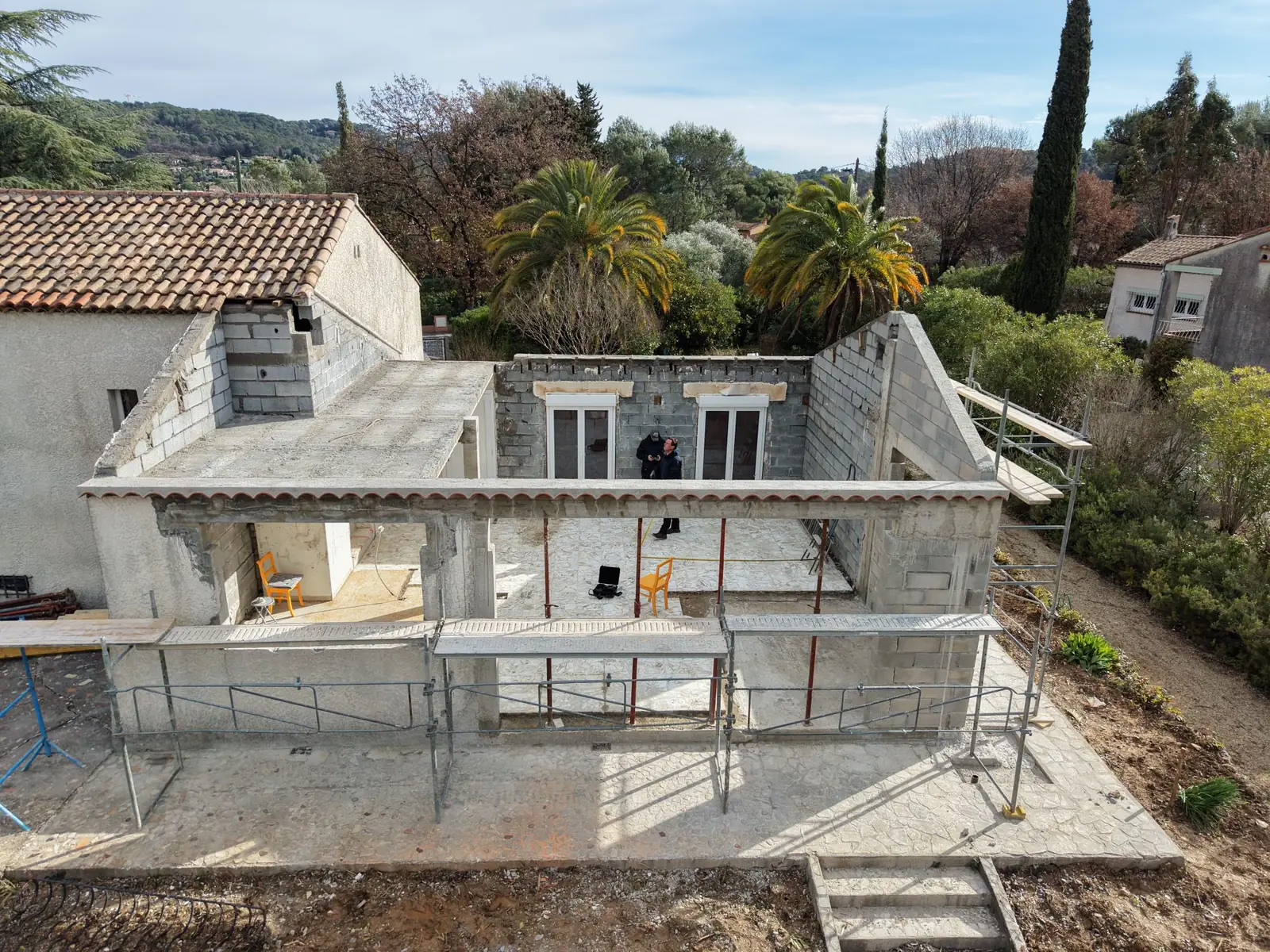 Chantier de rénovation de toiture avec rehausse des murs