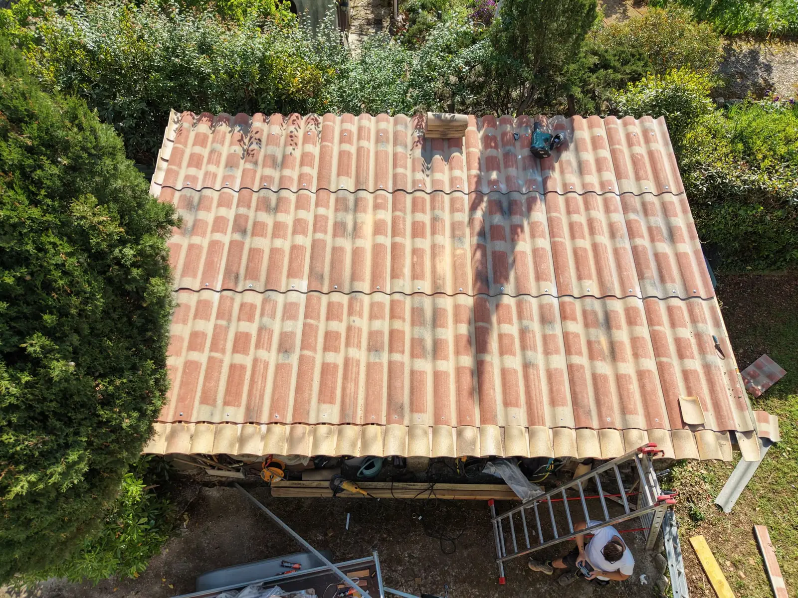 Remplacement des tuiles d'une toiture annexe, vue aérienne