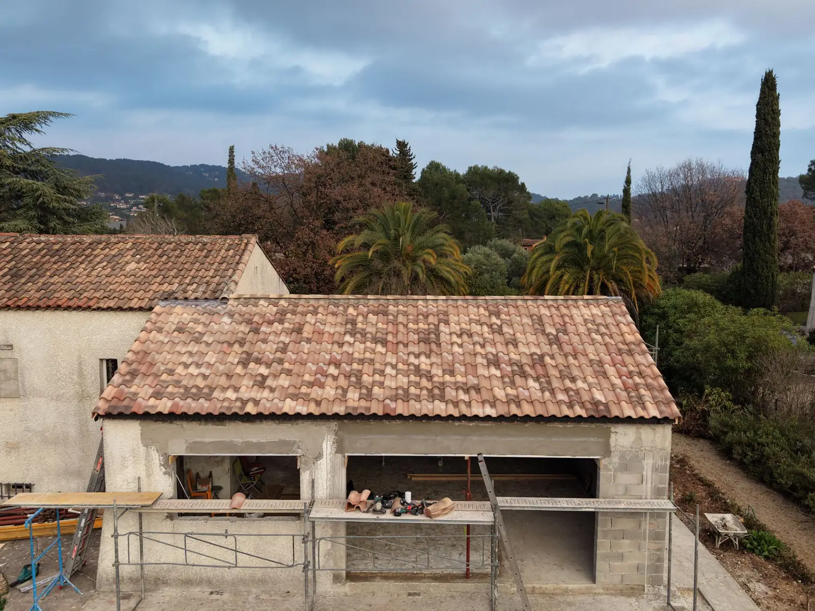Toiture en tuiles terminée après une rénovation complète