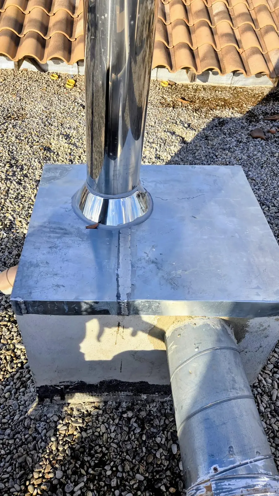 Sortie de conduit de cheminée inox avec habillage en zinc sur toit terrasse