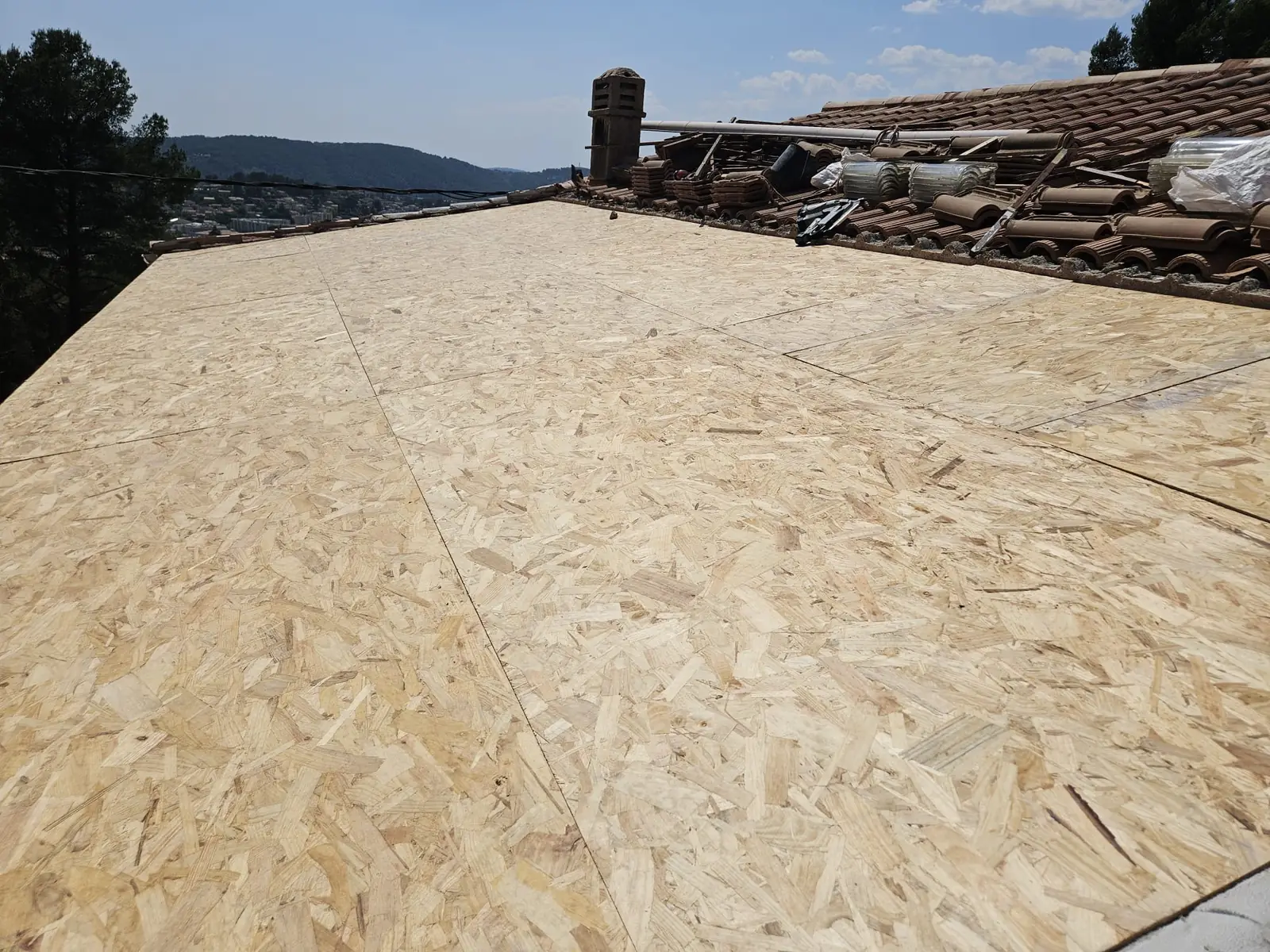 Panneaux OSB posés sur un toit-terrasse avant la pose de la membrane d'étanchéité