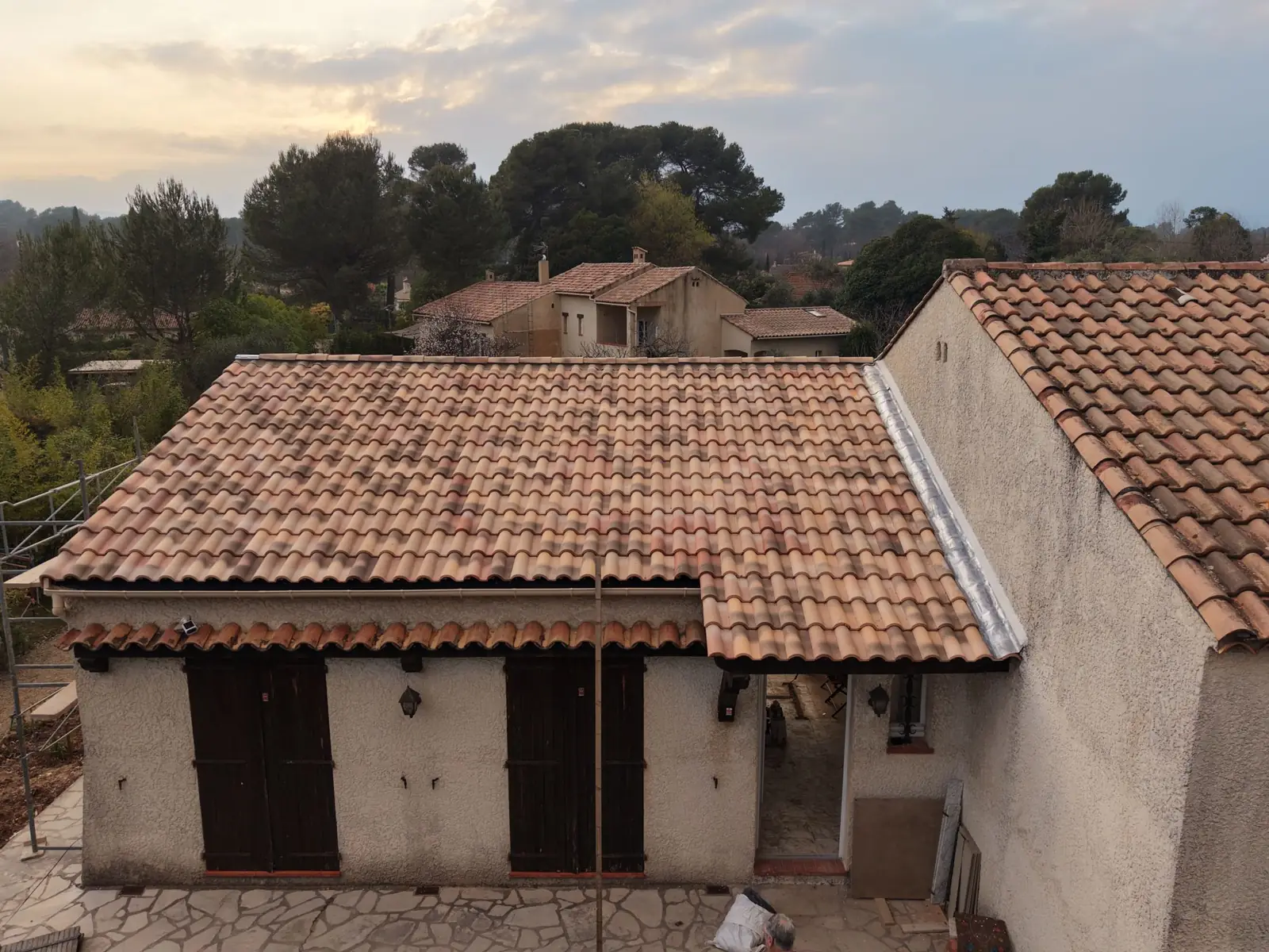 Toiture en tuiles d'une maison du Var vue de drone