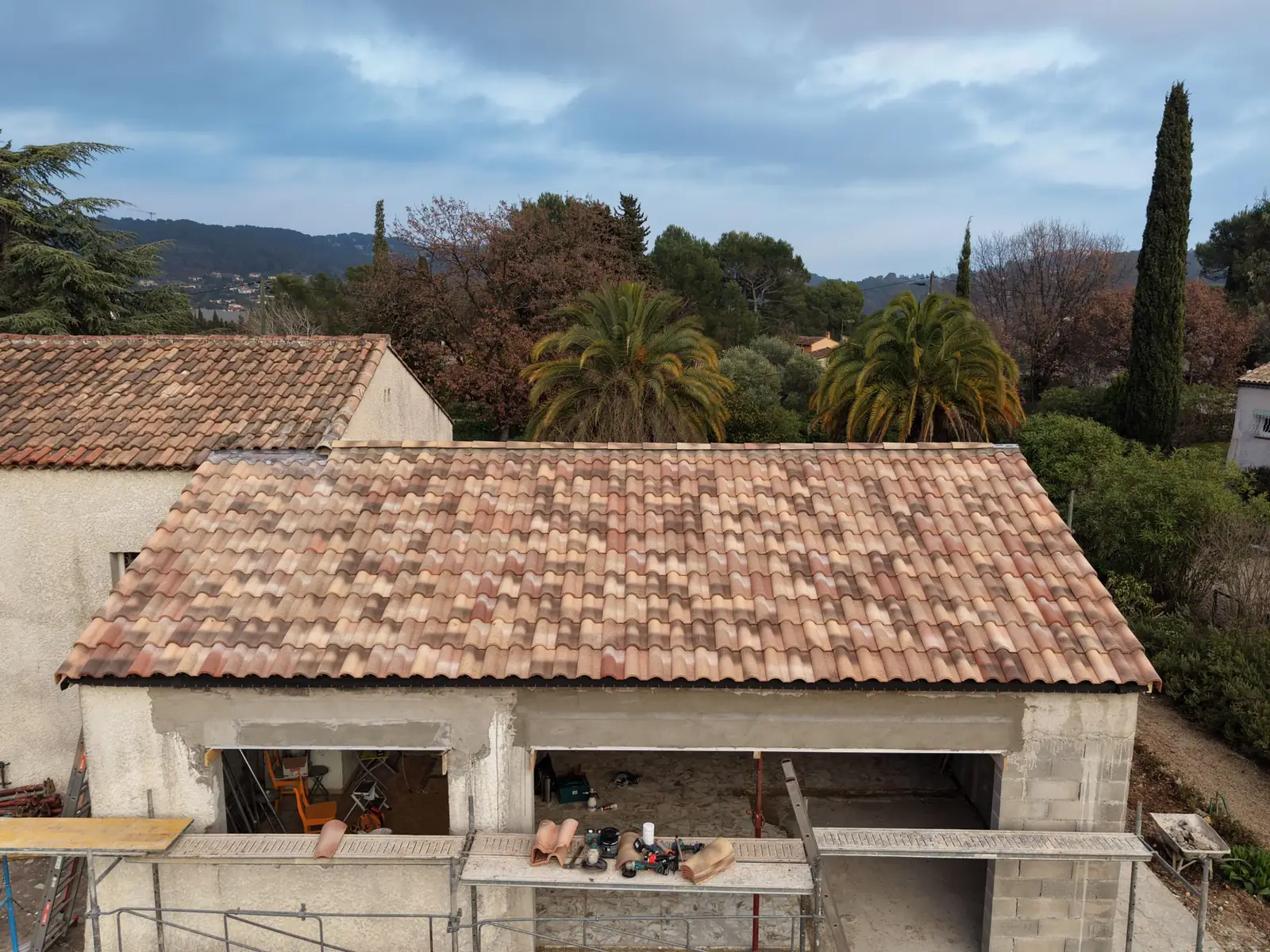 Toiture en tuiles neuve avec gouttières posées après rénovation