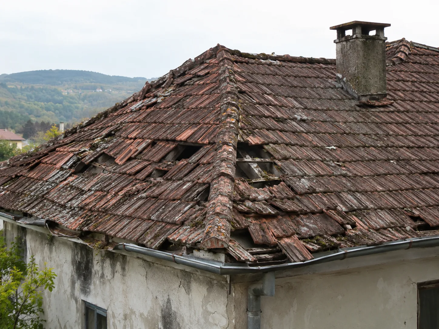 Toiture en tuiles dégradée avant intervention du couvreur